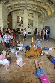 France, Loir et Cher (41), Vallée de la Loire classée Patrimoine Mondial de l' UNESCO, château de Chambord, visite guidée pour enfants en costume devant l'escalier à double révolution attribué à Léonard de Vinci