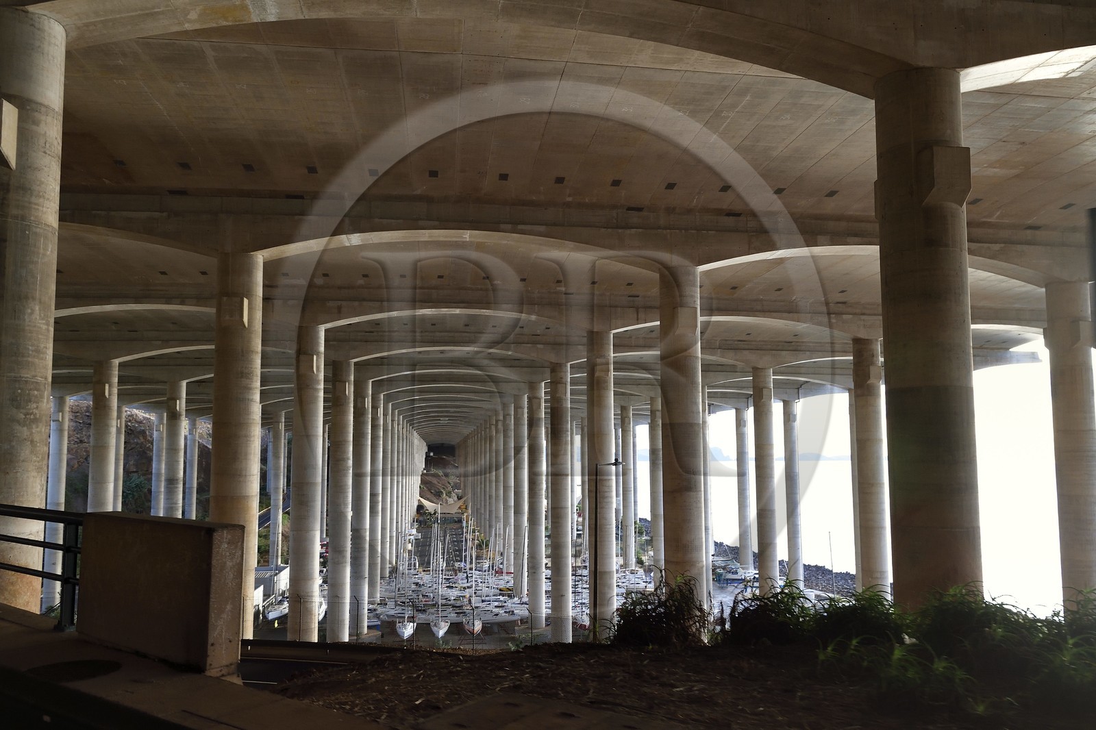 Portugal, Ile de Madère, Aéroport International de Madère Cristiano-Ronaldo qui dispose d'une piste de 2781m prolongée sur la mer grace à des piliers Portugal, Ile de Madère, Aéroport International de Madère Cristiano-Ronaldo qui dispose d'une piste de 2781m prolongée sur la mer grace à des piliers