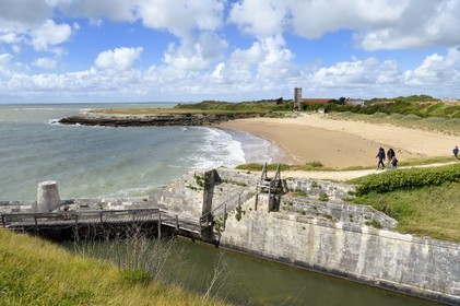 France, Charente-Maritime (17), Ile d'Aix, Fort de la Rade, fossés des fortifications et la plage de l'anse de La Croix