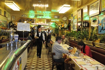 France, Calvados (14), Pays d'Auge, Trouville-sur-Mer, restaurant Les Vapeurs dont la spécialité est la moule-frite