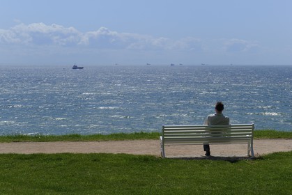 France, Seine-Maritime (76), Le Havre, observation du passage des grands porte-containers depuis les hauteurs de Sainte-Adresse