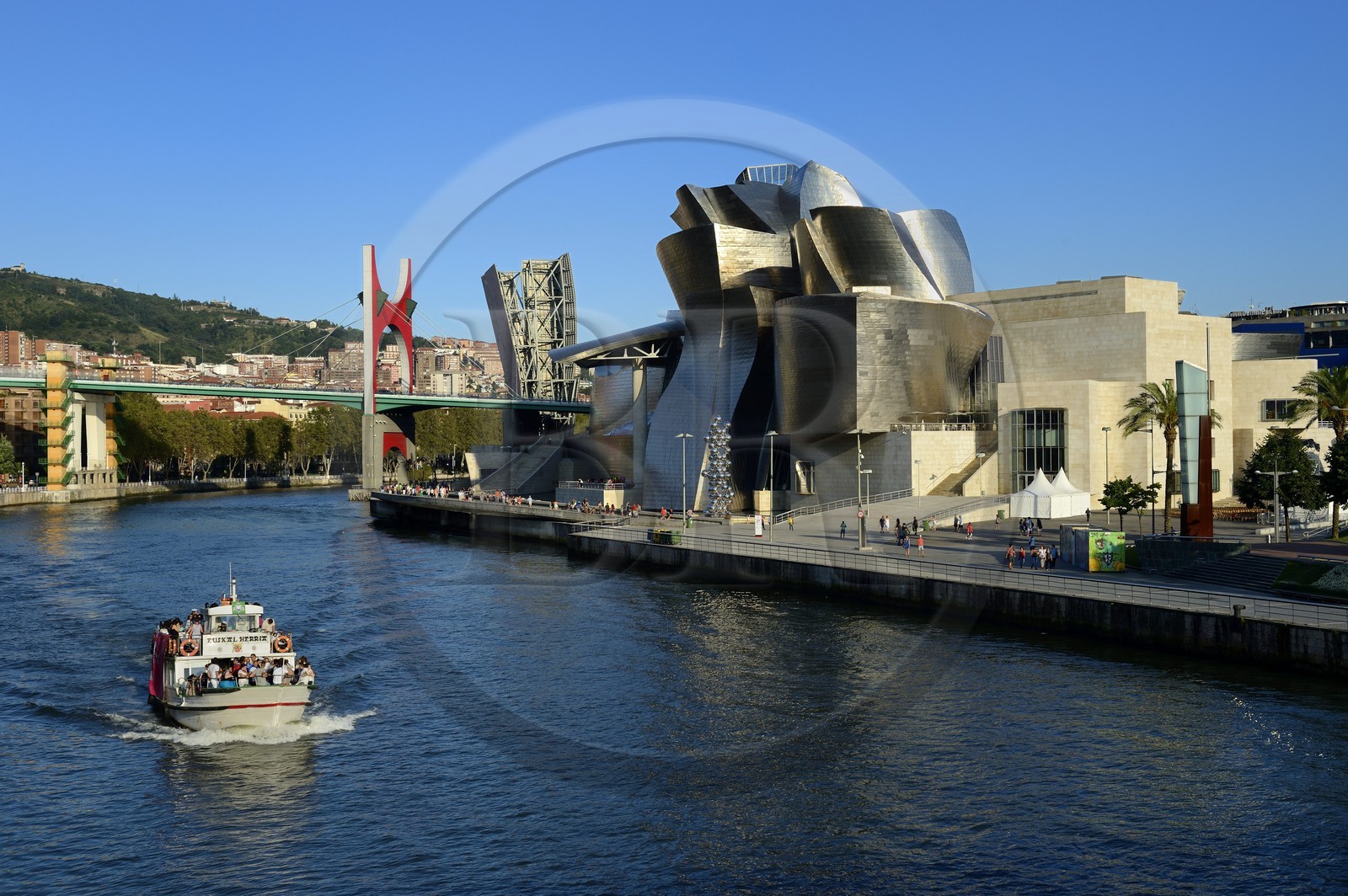 Espagne, Biscaye, Pays Basque espagnol, Bilbao, le musée Guggenheim de l'architecte Frank Gehry et Pont de La Salve avec l'installation de l'artiste français Daniel Buren Les Arches Rouges en arrière plan