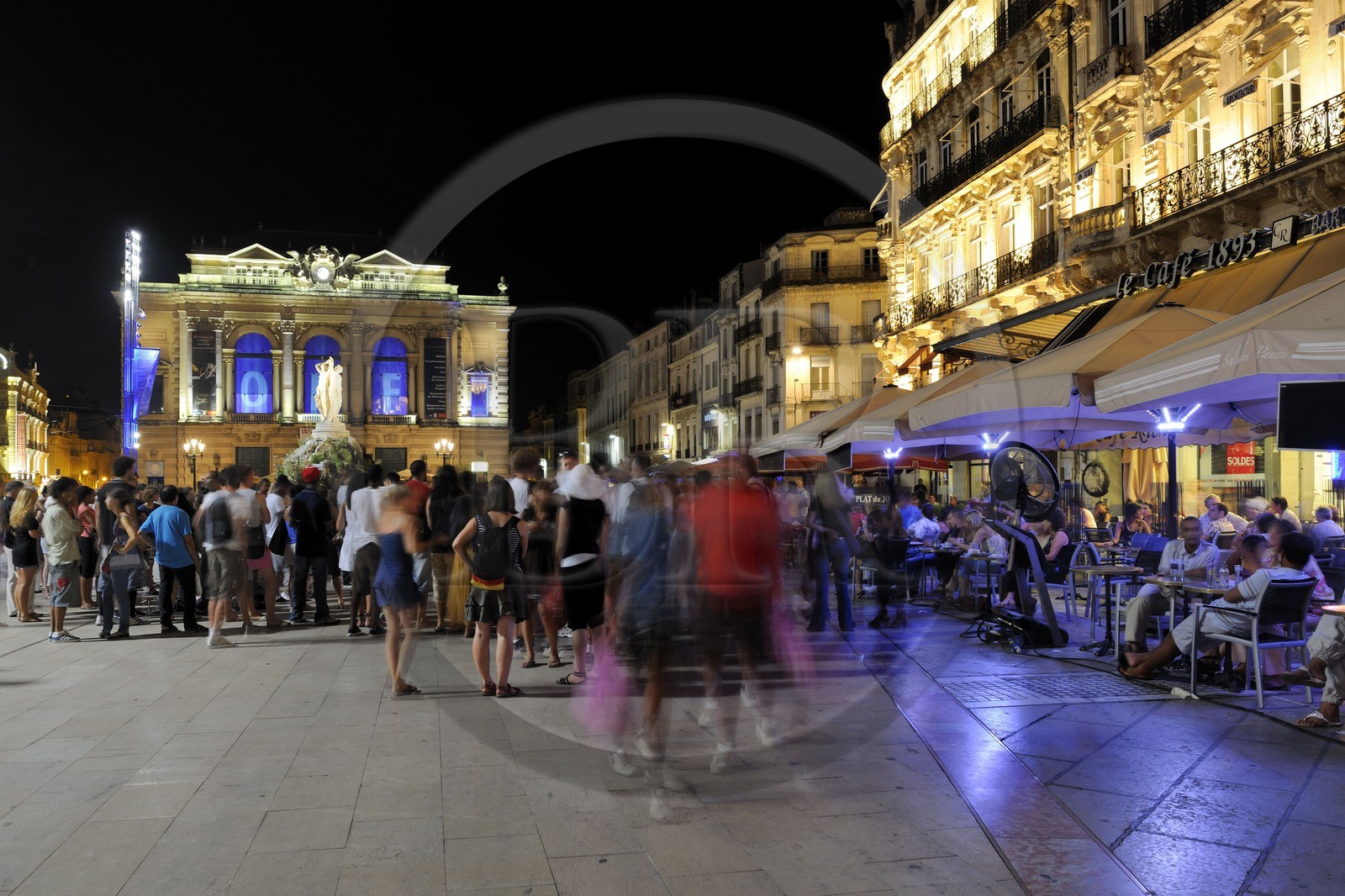 France, Hérault (34), Montpellier, Place de la Comédie, l'Opéra et la Fontaine des Trois Grâces