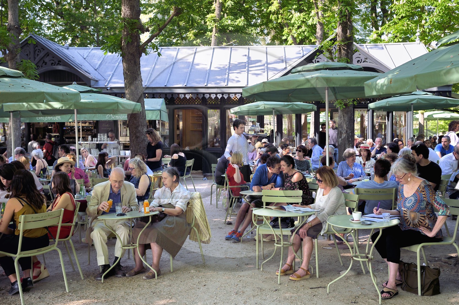 France, Paris (75), les jardin du Luxembourg, terrasse du café Pavillon de la Fontaine dans le parc