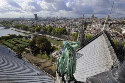 France, Paris (75), les rives de la Seine classées Patrimoine Mondial de l'UNESCO, île de la Cité, la cathédrale Notre-Dame, la flèche domine les statues de cuivre vert-de-grisé des douze apôtres avec les symboles des quatre évangélistes. Viollet-le-Duc s’est fait représenter lui-même sous les traits de saint Thomas avec son équerre