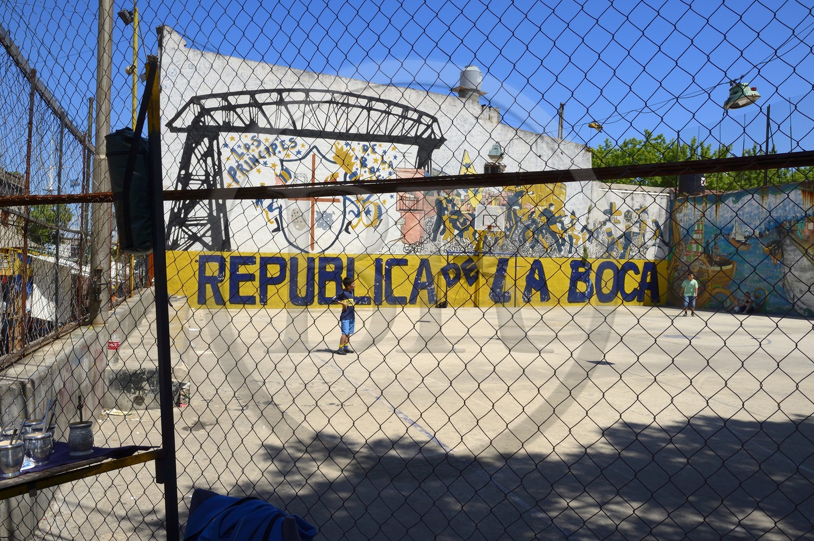Argentine, Buenos Aires, quartier de La Boca, enfant jouant au football sur un terrain de jeu