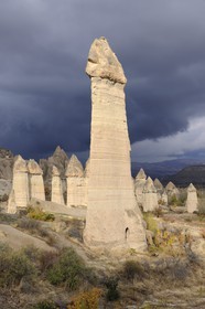 Turquie, Anatolie Centrale, province de Nevsehir, Cappadoce classée Patrimoine Mondial de l'UNESCO, environs d'Uçhisar, vallée de l'Amour, paysage d'érosion et cheminées de fées