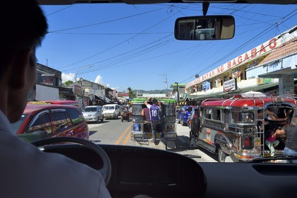 Philippines, province Nueva Ecija, ville de Bambang, jeepney (jeep allongée pour le transport de passagers)