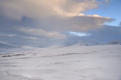 Norvège, Svalbard, Spitzberg, vallée de Adventdalen vers Longyearbyen