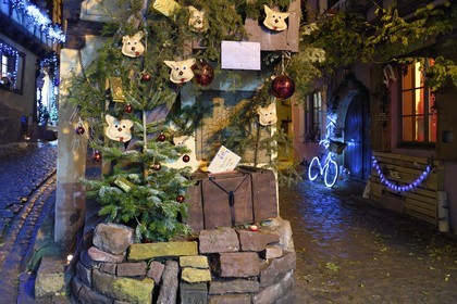 France, Haut-Rhin (68), Eguisheim, labellisé Les Plus Beaux Villages de France, boite aux lettres pour le Père Noël ruelle des Remparts, illuminations et décorations de Noël