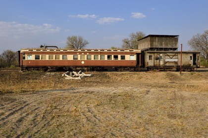 Zimbabwe, province de Matabeleland septentrional, parc national Hwange, vieux wagon de chemin de fer abandonnés à la station Kennedy