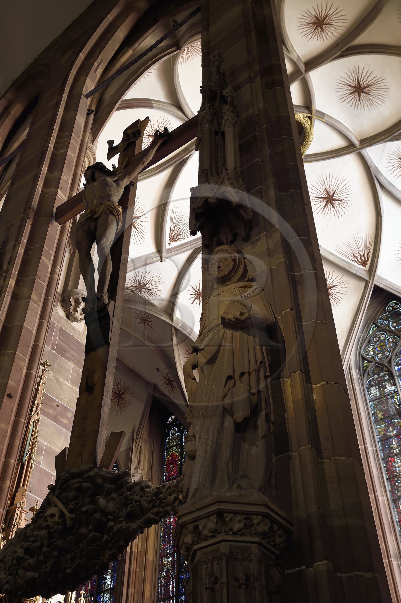 France, Bas-Rhin (67), Strasbourg, vieille ville classée au Patrimoine Mondial de l'UNESCO, la cathédrale Notre-Dame, piliers devant la chapelle Sainte-Catherine (XIVème siècle)
