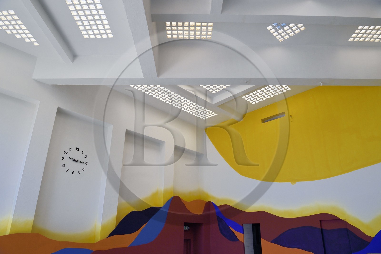 France, Var (83), Hyères, la villa Noailles concue par l'architecte Robert Mallet Stevens, le plafond en pavé de verre de la piscine, la designer Constance Guisset a revisité la pièce