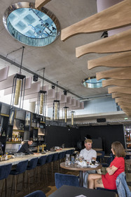 France, Hérault (34), Montpellier,  quartier de Port Marianne, batiment le Nuage réalisation du créateur Philippe Starck, restaurant Avva Garden en dessous de la piscine de aquabike center visible à travers deux grands hublots