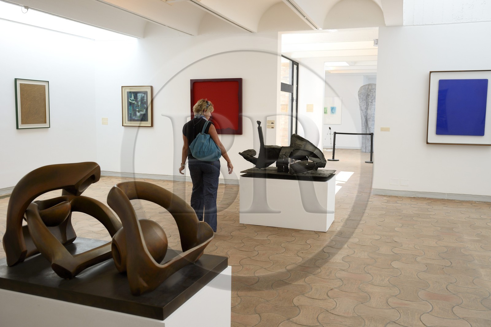 France, Alpes-Maritimes (06), Saint Paul de Vence, Fondation Maeght, musée d'art contemporain, Working Model for Standing Figure (1972) de Henry Moore au premier plan