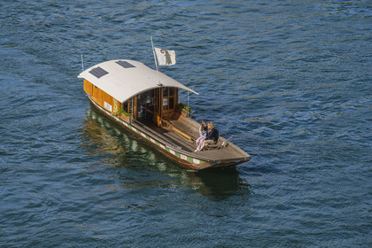 Suisse, Bâle, un des quatre petits bacs, les Fähri, en activité depuis le XIXème siècle qui relient les rives du Rhin