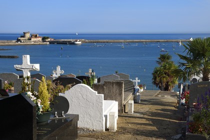 France, Pyrénées-Atlantiques (64), la côte du Pays-Basque, Ciboure, cimetière marin de Socoa et le fort de Socoa en arrière plan