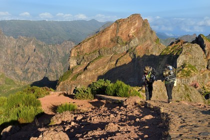 Portugal, Ile de Madère, randonneurs sur le sentier du Vereda do Areeiro entre les monts Pico Ruivo (1862m) et Pico Arieiro (1817m), vue depuis le Pico Arieiro sur la chaine de montagnes centrale