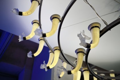 France, Charente (16), Cognac, Fondation d’Entreprise Martell, institution culturelle pluridisciplinaire (art, design et craft, architecture, musique, danse…), lustre Shine a Light de l'artiste Nathalie Talec dans le hall d'accueil (détail)