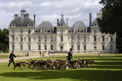France, Loir-et-Cher (41), château de Cheverny, les piqueux Vol au Vent et La Rosée qui gèrent la meute de 90 chiens de chasse à cour