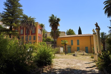 France, Alpes-Maritimes (06), Menton, Jardin Fontana Rosa, villa surélevée ornée de céramiques, qui comprend la bibliothèque et le cinéma personnels de l'écrivain