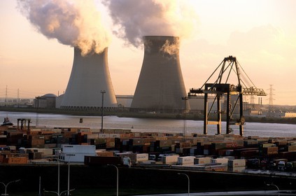 Belgique, Flandre, Anvers (Antwerpen), la centrale nucléaire du port industriel et commercial