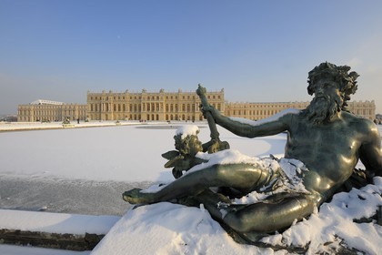 France, Yvelines (78), parc du château de Versailles sous la neige, classé Patrimoine Mondial de l'UNESCO, Parterre d'eau, statue représentant un fleuve français