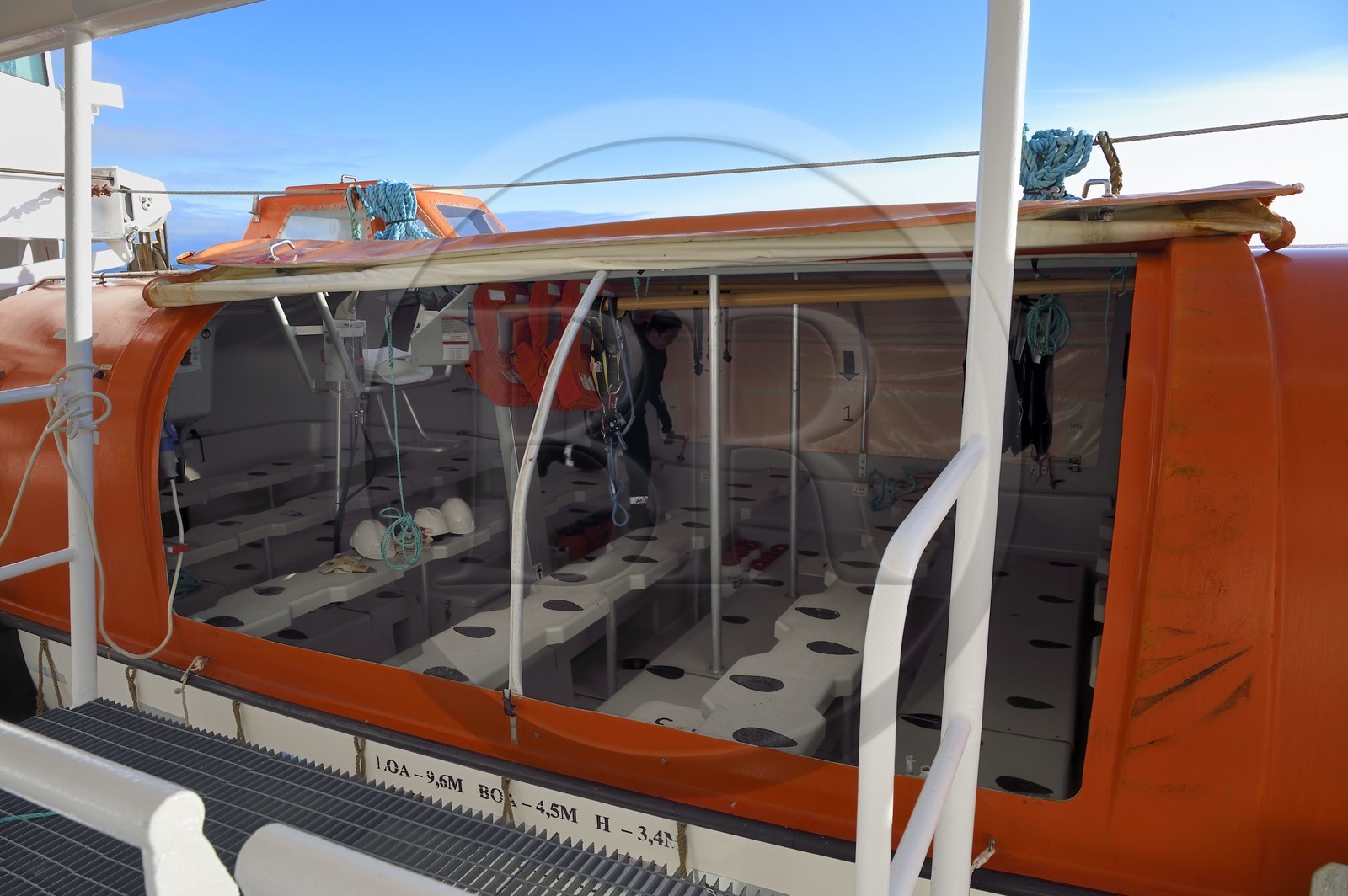 Groenland, cote ouest, bateau de croisière MS Fram de la compagnie Hurtigruten, intérieur d'un canot de sauvetage Groenland, cote ouest, bateau de croisière MS Fram de la compagnie Hurtigruten, intérieur d'un canot de sauvetage