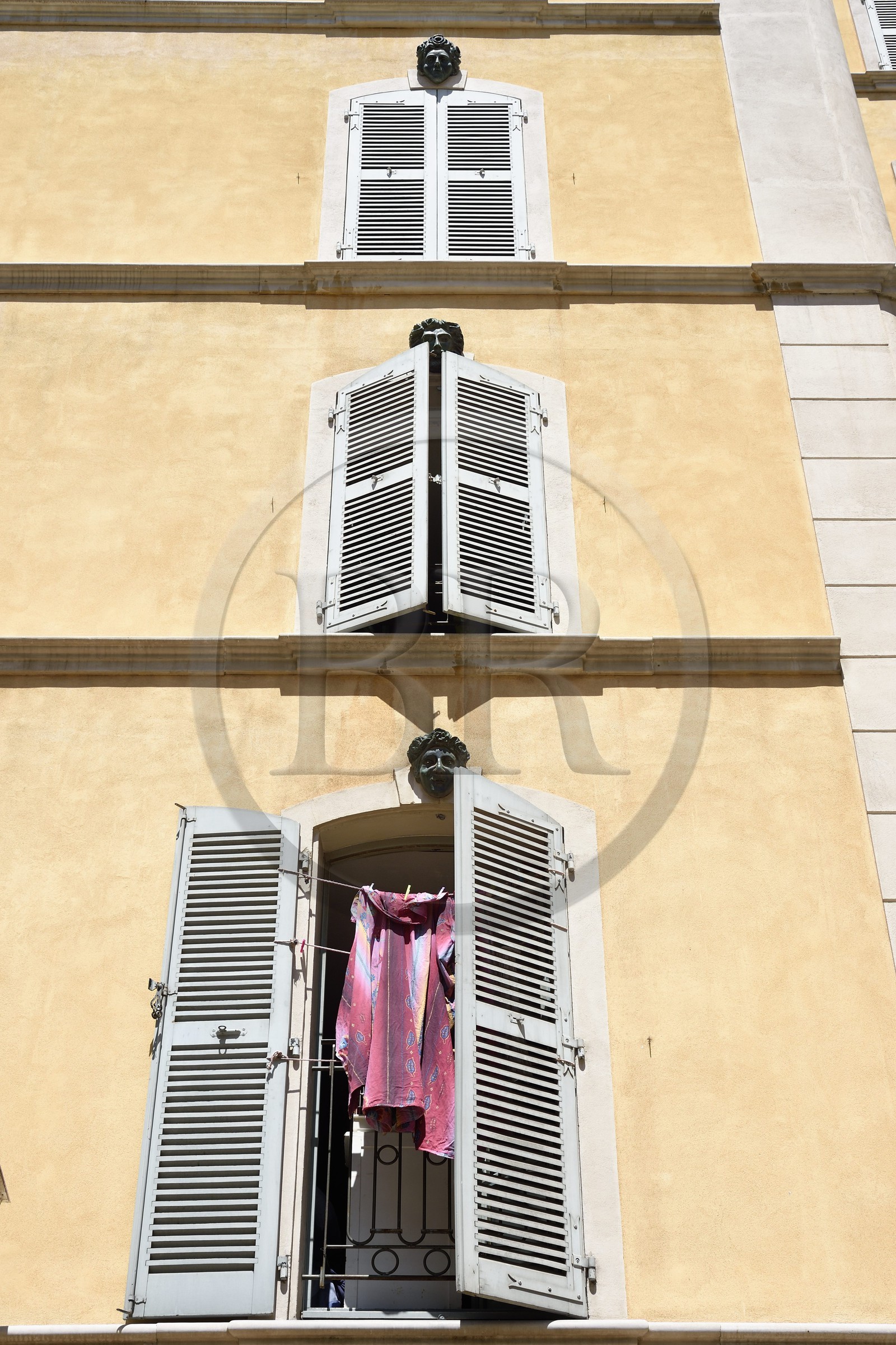 France, Var (83), Toulon, place à l'Huile, batiment actuel construit a l'emplacement de la Maison des têtes avec inclusion de certaines clefs de voutes