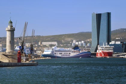 France, Bouches-du-Rhône (13), Marseille, Zone Euroméditerranée, Grand Port Maritime, quartier des Docks, tour CMA CGM de l'architecte Zaha Hadid, ferry de la Méridionale