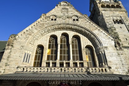 France, Moselle (57), Metz, quartier impérial, la gare de Metz, édifiée de 1905 à 1908 par l'architecte berlinois Jurgen Kruger est inscrite monument historique, fresque sur la facade principale qui est une allégorie des métiers des classes populaires
