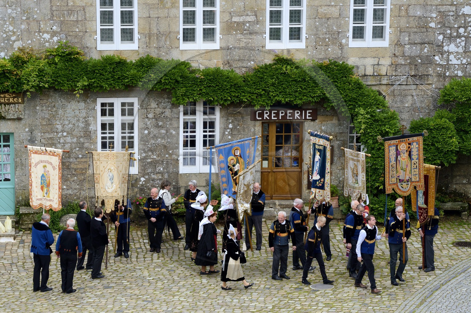 France, Finistère (29), Locronan, labellisé Les Plus Beaux Villages de France, procession de la petite Troménie, acceuil des emblêmes religieux des paroisses voisines sur la place de l'église et la cérémonie du baiser des bannières