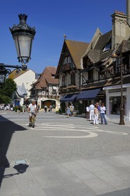 France, Calvados (14), Pays d'Auge, Deauville, boutiques de luxe rue du Casino
