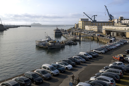 France, Finistère (29), Brest, l'arsenal, le port militaire est une base navale de la Marine nationale, les batiments de Naval Groupe dans la Rade-Abri