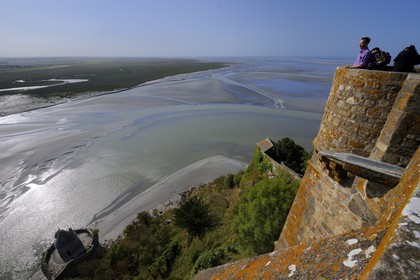 France, Manche (50), Mont-Saint-Michel, classé Patrimoine Mondial de l'UNESCO, vue sur les polders et les herbus ainsi que la baie à marée basse depuis la plate-forme de l'Ouest