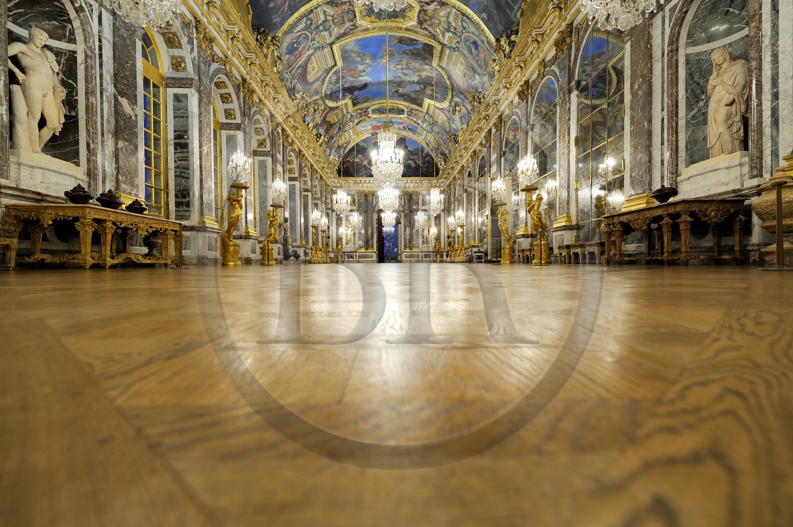 France, Yvelines (78), château de Versailles, classé Patrimoine Mondial de l'UNESCO, Galerie des Glaces, (longueur 73 m et largeur 10,50 m) éclairée de 17 fenêtres, et revêtue de 357 miroirs, architecte Jules Hardouin-Mansart (1678 - 1684), le parquet