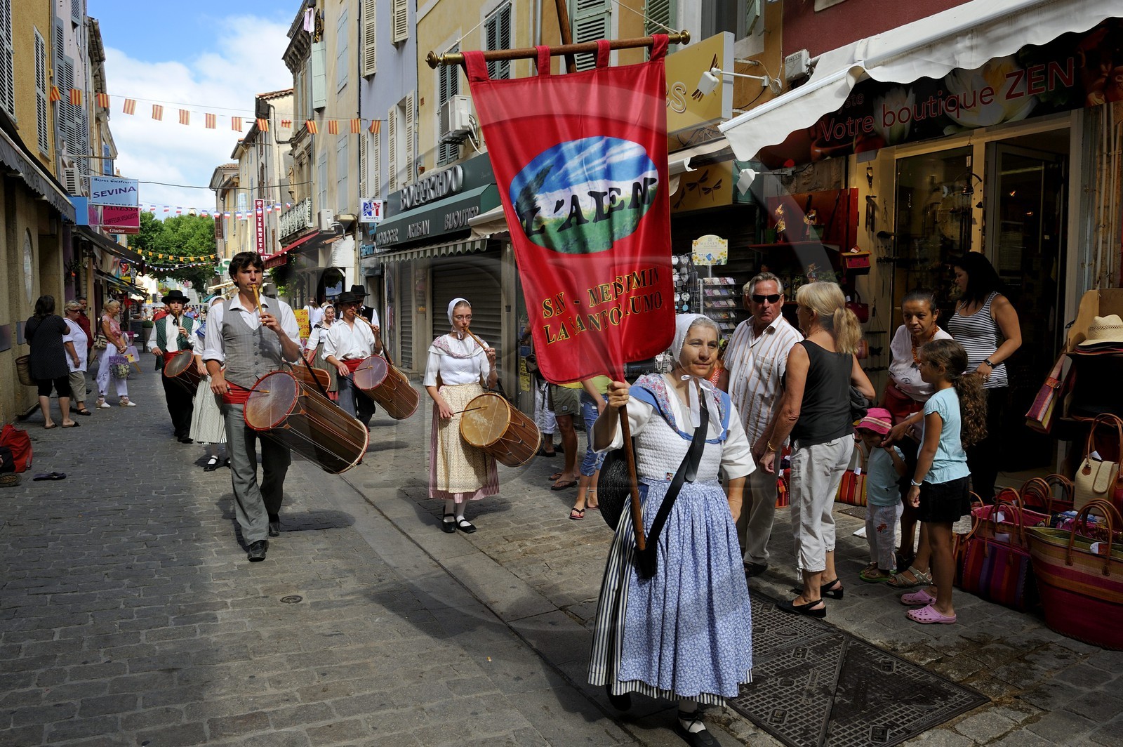 France, Var (83), Provence Verte, Saint-Maximin-la-Sainte-Baume, défilé d'une troupe provencale le jour de marché