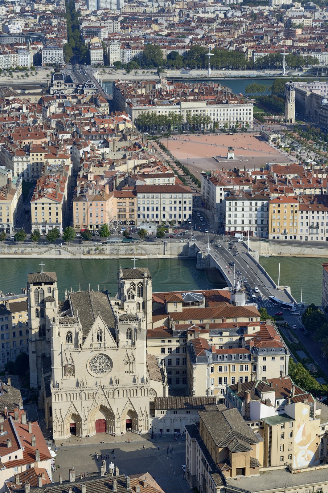 France, Rhône (69), Lyon, site historique classé Patrimoine Mondial de l'UNESCO, Vieux Lyon, la cathédrale (primatiale) Saint Jean, le pont Bonaparte sur la Saône et la place Bellecour dans le quartier de la Presqu'Ile en arrière plan