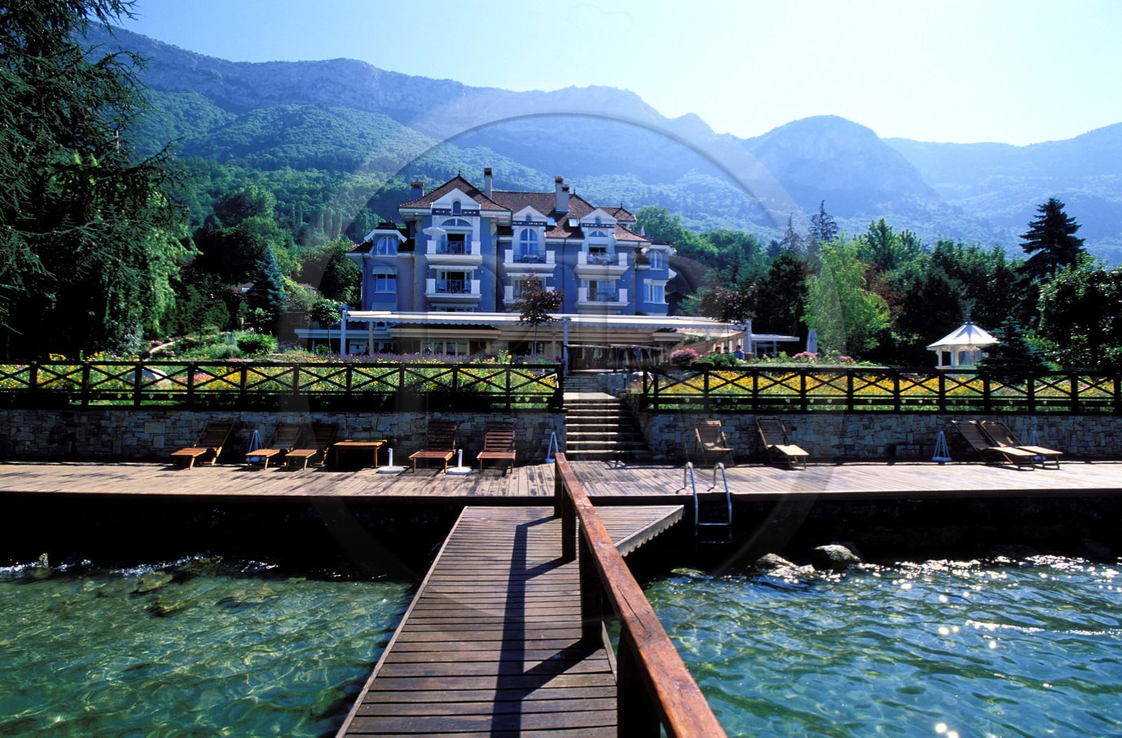 France, Haute-Savoie (74), Veyrier-du-Lac, L'Auberge de l'Eridan (ou Maison de Marc Veyrat) au bord du lac d'Annecy
