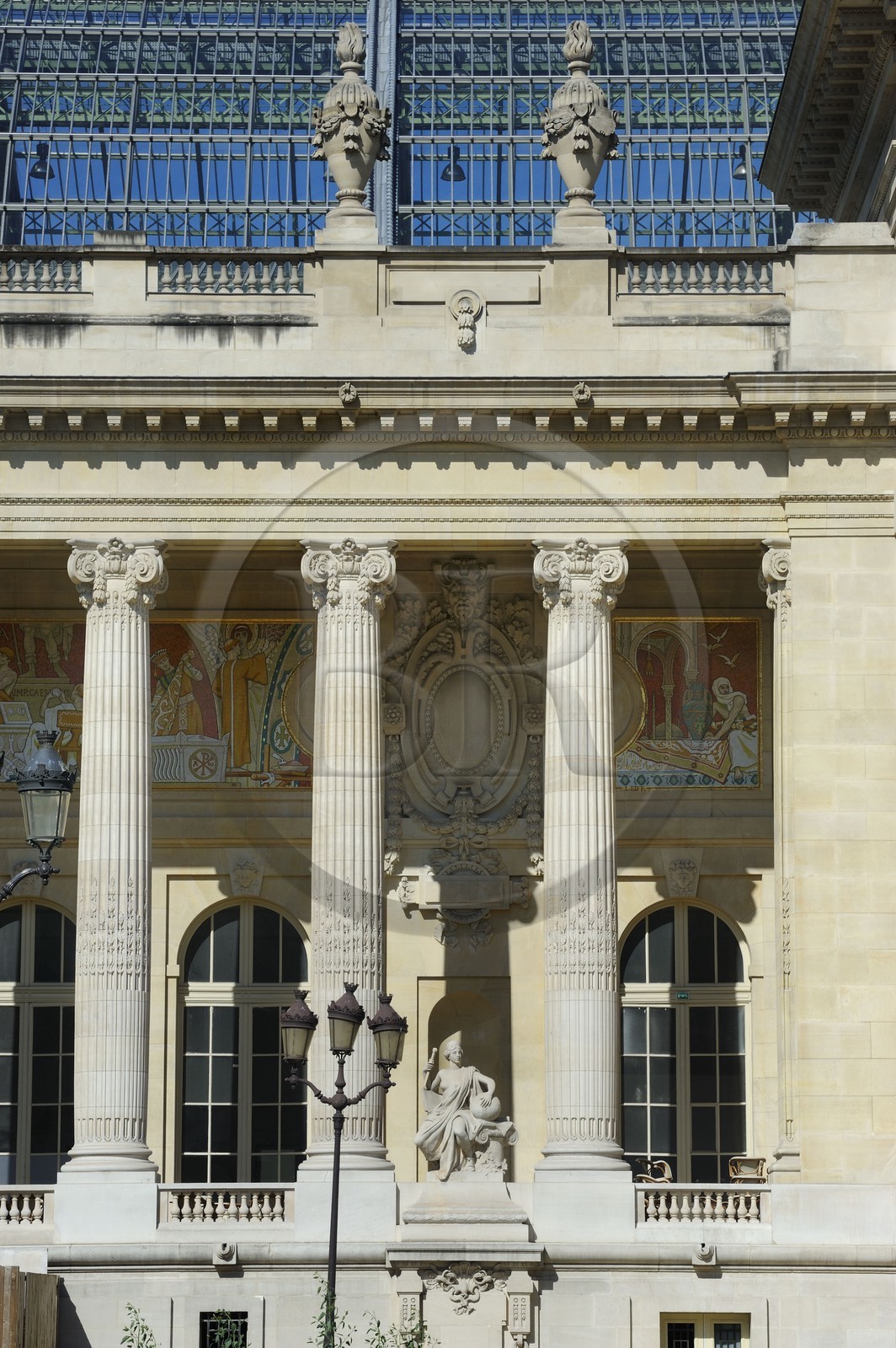 France, Paris (75), péristyle de la facade principale du Grand Palais