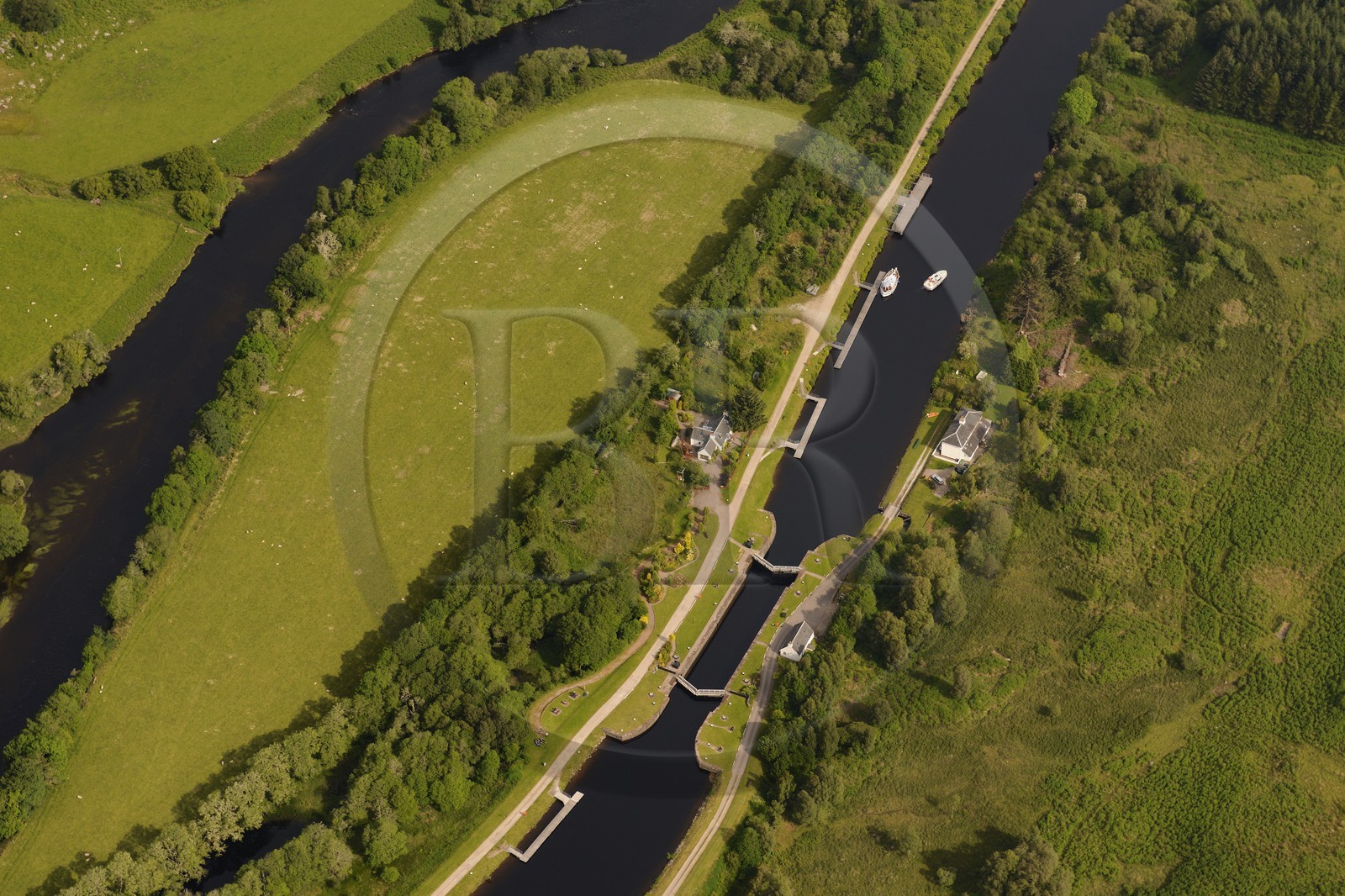 Royaume-Uni, Ecosse, Highland, canal Calédonien qui relie la côte est à la côte ouest de l'Ecosse au sud de Fort Augustus (vue aérienne) Royaume-Uni, Ecosse, Highland, canal Calédonien qui relie la côte est à la côte ouest de l'Ecosse au sud de Fort Augustus (vue aérienne)