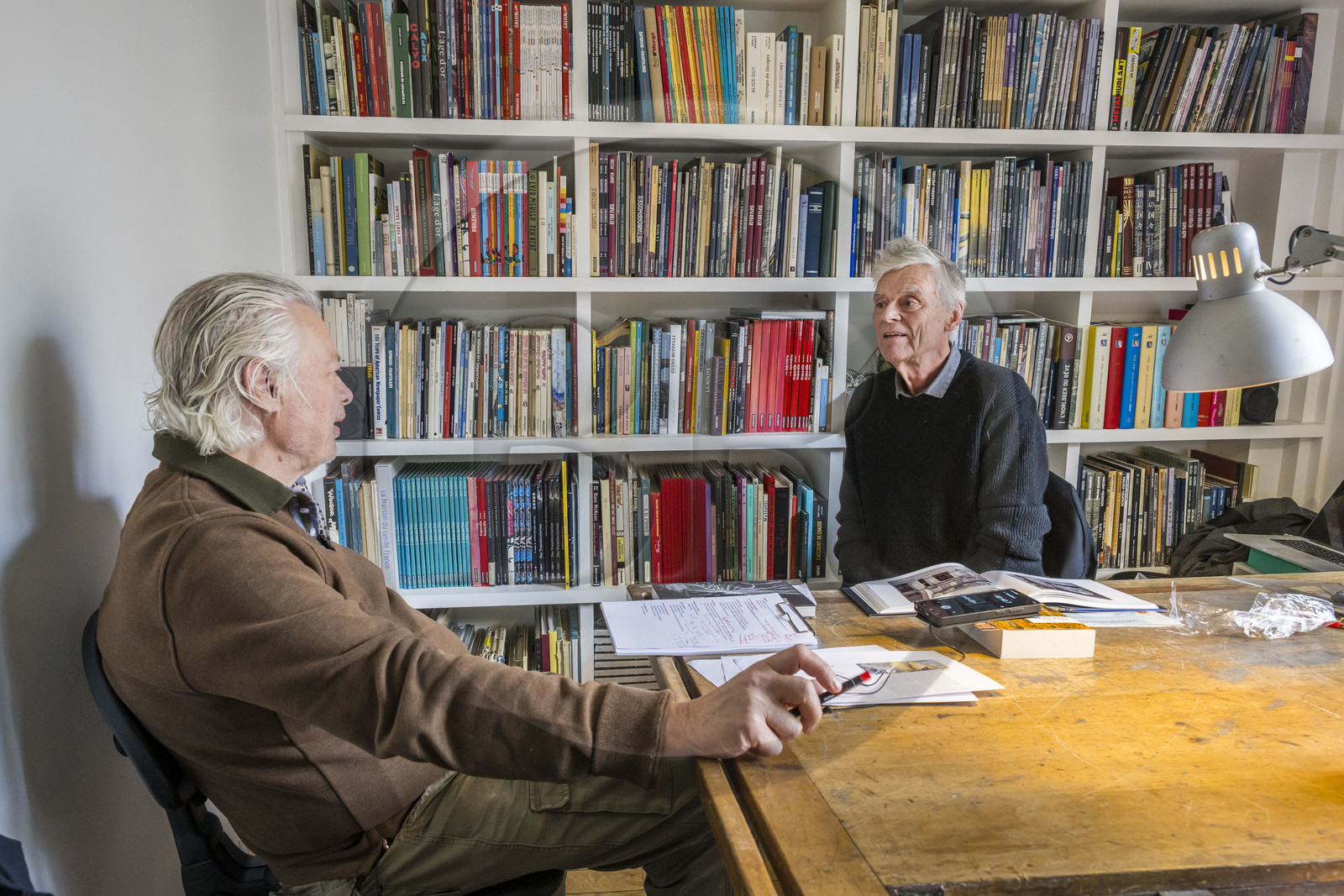 France, Paris (75), le dessinateur et auteur de bande-dessinée François Schuiten dans son atelier parisien, interview par l'artiste et critique d'art Pierre Lamalattie pour Artension