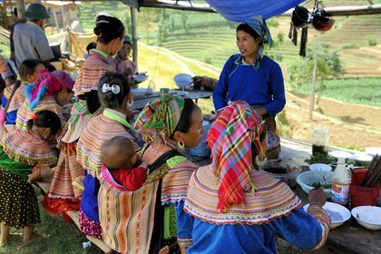 Vietnam, Lao Cai province, Bac Ha district, Can Cau market, women from the Flower Hmong minority at the restaurant