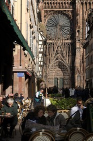 France, Bas-Rhin (67), Strasbourg, la cathédrale Notre-Dame et la rue mercière