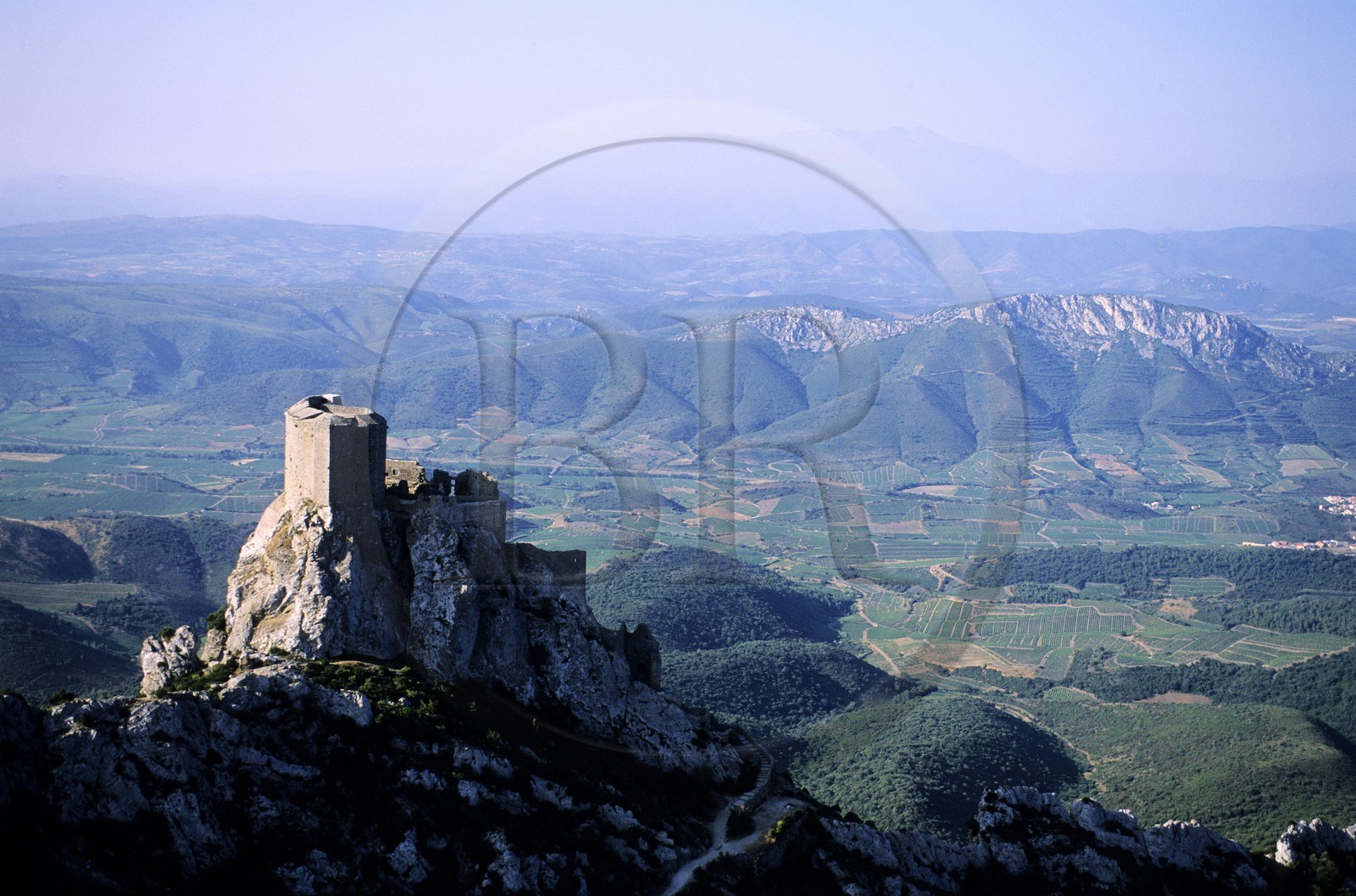 France, Aude (11), château cathare de Quéribus dominant les Fenouillèdes en Pyrénées Orientales (vue aérienne)