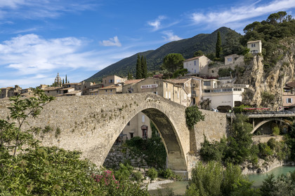 France, Drôme (26), Drôme provençale, Nyons, le pont en arc sur l'Eygues datant du début du XVe siècle