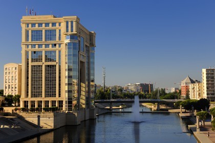 France, Hérault (34), Montpellier, quartier Antigone, Bassin du Port Juvénal et l' Hôtel de région de l'architecte Ricardo Bofill