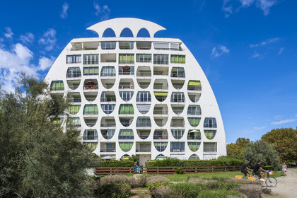 France, Hérault (34), La Grande-Motte, labellisé patrimoine du XXème siècle, quartier du Couchant à l'ouest du port, l'immeuble Le Poseidon des architectes Gilles et Jean Balladur, appartenant au style architectural féminin appelé bonnet d’évêques