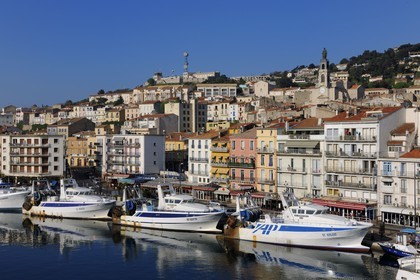 France, Hérault (34), Sète, canal Royal, thonier à quai au pied du Mont Saint-Clair et de l’église décanale saint Louis