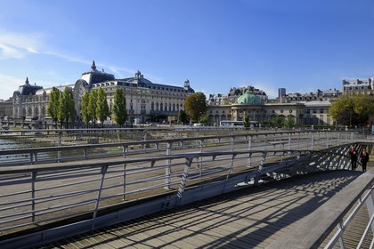 France, Paris (75), le musée d'Orsay depuis la passerelle Léopold-Sédar-Senghor, anciennement passerelle Solférino